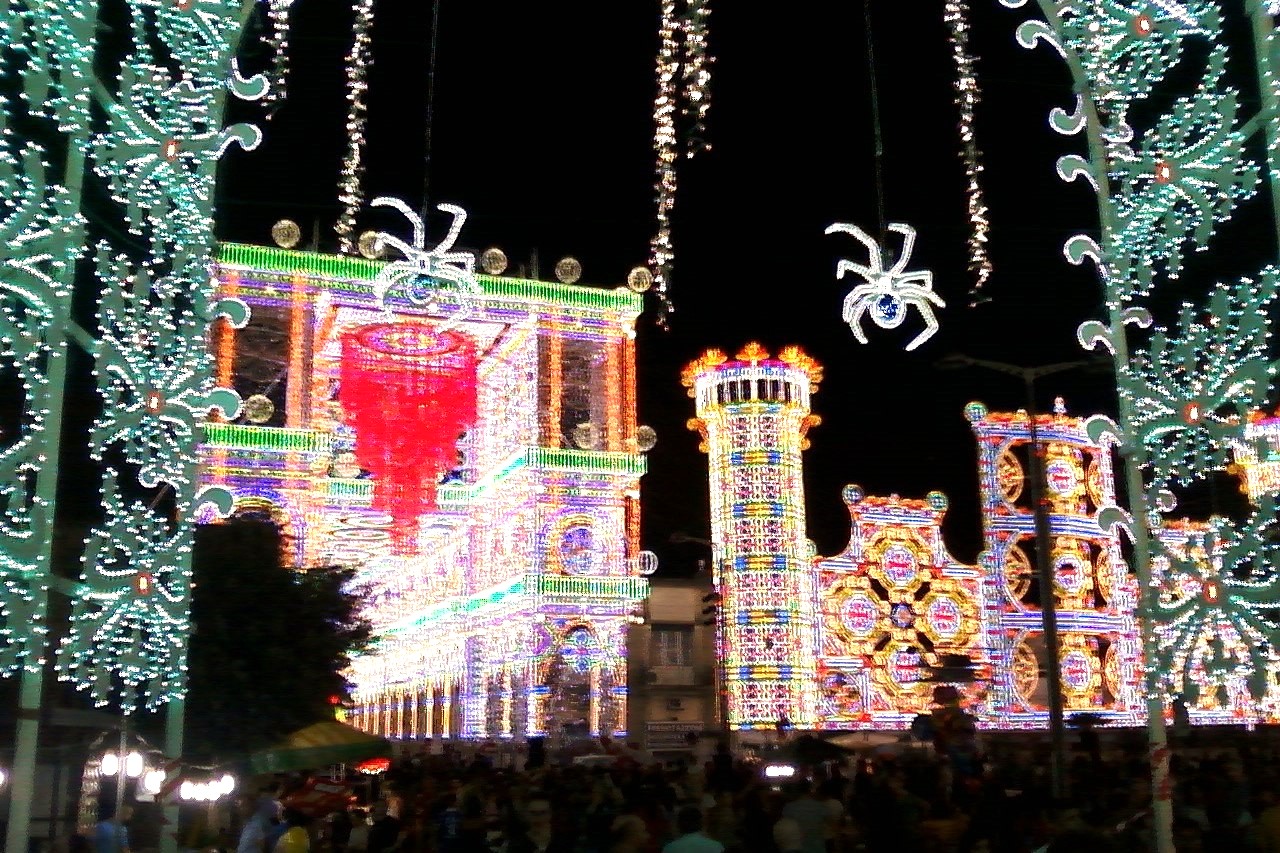 Incredibili giochi di luce con le luminarie del Salento