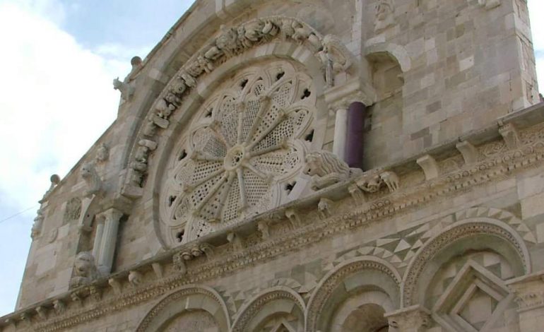 Cattedrale Di Troia Con Rosone